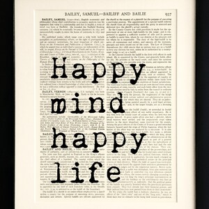 Puede incluir: Una p&aacute;gina vintage en blanco y negro impresa de una enciclopedia con las palabras "Happy Mind" y "Happy Life" en fuente grande y negrita. El texto trata sobre la historia de la palabra "bailiff" y sus or&iacute;genes.