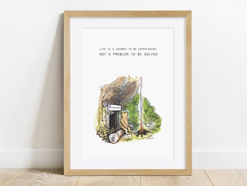 Puede incluir: Una ilustraci&oacute;n de Winnie de Pooh con una cita: "La vida es un viaje para ser experimentado, no un problema para ser resuelto."