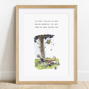 Puede incluir: Una impresi&oacute;n de ilustraci&oacute;n de Winnie de Pooh con una cita que dice "No nos dimos cuenta de que est&aacute;bamos creando recuerdos, solo sab&iacute;amos que nos est&aacute;bamos divirtiendo". La ilustraci&oacute;n muestra a Winnie de Pooh, Piglet y Tigger en un entorno de bosque.