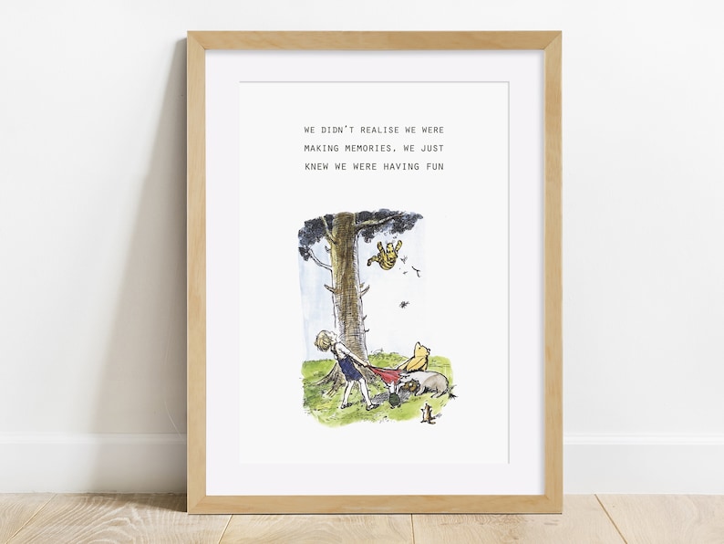 Puede incluir: Una impresi&oacute;n de ilustraci&oacute;n de Winnie de Pooh con una cita que dice "No nos dimos cuenta de que est&aacute;bamos creando recuerdos, solo sab&iacute;amos que nos est&aacute;bamos divirtiendo". La ilustraci&oacute;n muestra a Winnie de Pooh, Piglet y Tigger en un entorno de bosque.