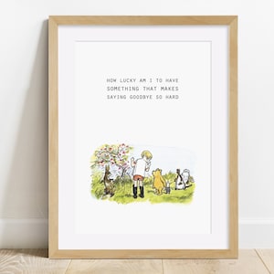 Puede incluir: Una ilustraci&oacute;n de Winnie de Pooh con la cita "Qu&eacute; suerte tengo de tener algo que hace que decir adi&oacute;s sea tan dif&iacute;cil". La ilustraci&oacute;n muestra a Winnie de Pooh, Piglet, Tigger y Rabbit de pie en un campo con un &aacute;rbol en el fondo.