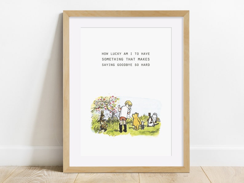Puede incluir: Una ilustraci&oacute;n de Winnie de Pooh con la cita "Qu&eacute; suerte tengo de tener algo que hace que decir adi&oacute;s sea tan dif&iacute;cil". La ilustraci&oacute;n muestra a Winnie de Pooh, Piglet, Tigger y Rabbit de pie en un campo con un &aacute;rbol en el fondo.