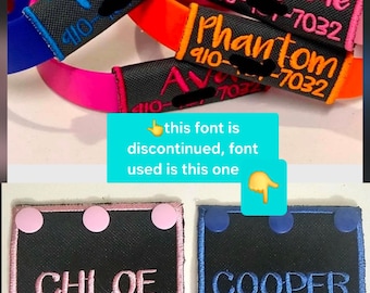 Op de afbeelding: Een verzameling gepersonaliseerde hondenhalsbanden en patches. De halsbanden zijn in verschillende kleuren, waaronder blauw, roze en oranje, met geborduurde namen en telefoonnummers. De patches zijn zwart met geborduurde namen en telefoonnummers en druksluitingen.