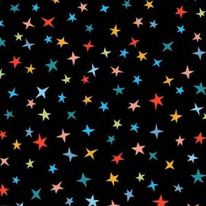 Peut inclure: Un tissu noir présentant un motif répétitif d'étoiles à quatre branches de différentes couleurs, notamment rouge vif, bleu clair, jaune et rose pâle. Les étoiles sont dispersées sur le fond sombre dans une disposition dense et irrégulière.