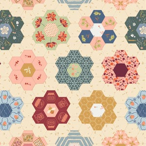 Peut inclure: Un motif de tissu présentant un design de courtepointe hexagonal répétitif sur un fond crème. Les hexagones affichent diverses illustrations, notamment des fleurs rouges, des pots de miel avec des abeilles, des fraises et des motifs botaniques.