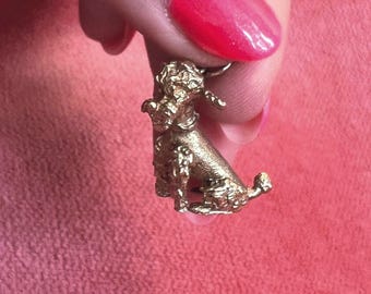 Dije de caniche dorado: colgante de perro de mediados de siglo