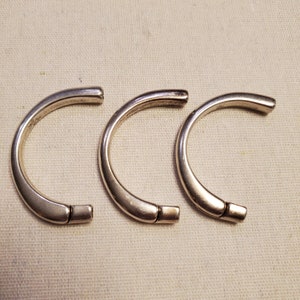 Silver half circle magnetic clasp