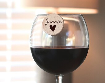 Dijes de vino grabados para dama de honor: marcadores de bebidas personalizados