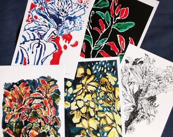 Puede incluir: Una colección de cinco grabados de arte floral. Los grabados presentan diseños botánicos abstractos coloridos en varios estilos, incluyendo acuarela y tinta. La paleta de colores incluye azul, rojo, verde, amarillo y negro. Cada grabado está sobre papel blanco.
