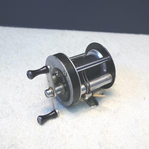 Bronson Green Hornet No. 2200 Baitcasting Fishing Reel/s W Pistol