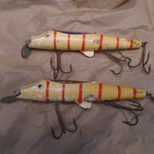 Lot of 8 Vintage Fishing Lures Wood, Plastic, and Rubber Baits for Tackle  Box Heddon Cobra Bright Eyes Millsite Rattle Bug Mouse and More 