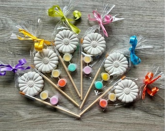 Versier je eigen bloemenfeesttasje / bloemen als feestcadeautje / idee voor feesttasjes voor meisjes / knutselproject voor een kinderfeestje / zomerse bloemenverjaardagsparty voor meisjes