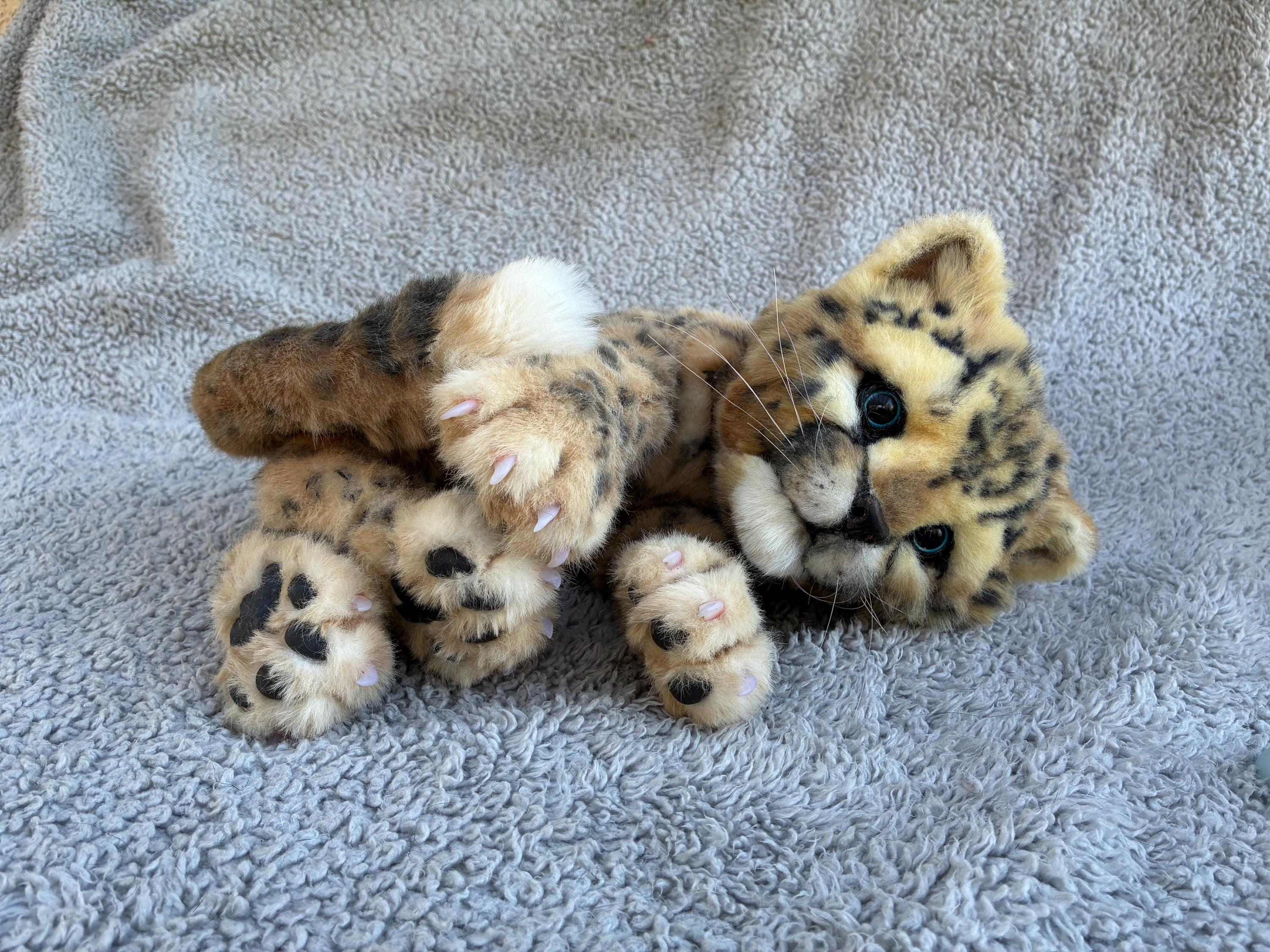 手作りのチーターの子のぬいぐるみ：リアルな等身大人形。自由にポーズ