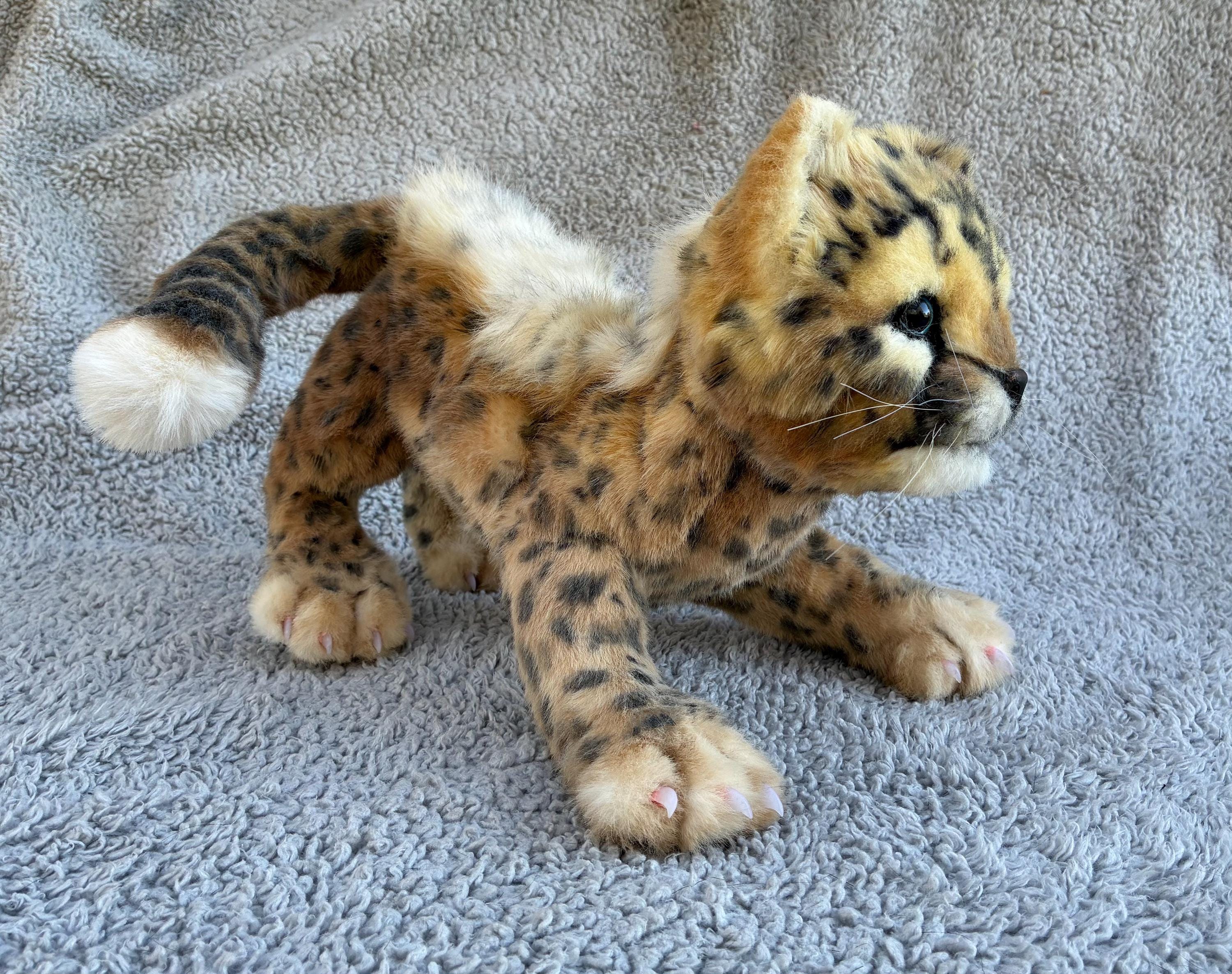 手作りのチーターの子のぬいぐるみ：リアルな等身大人形。自由にポーズ