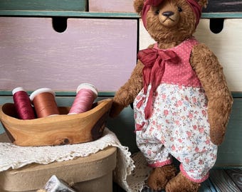 Ręcznie robiony miś OOAK Little Lily | Kolekcjonerski miś artystyczny w kwiatowym stroju | Pluszowa zabawka inspirowana stylem vintage