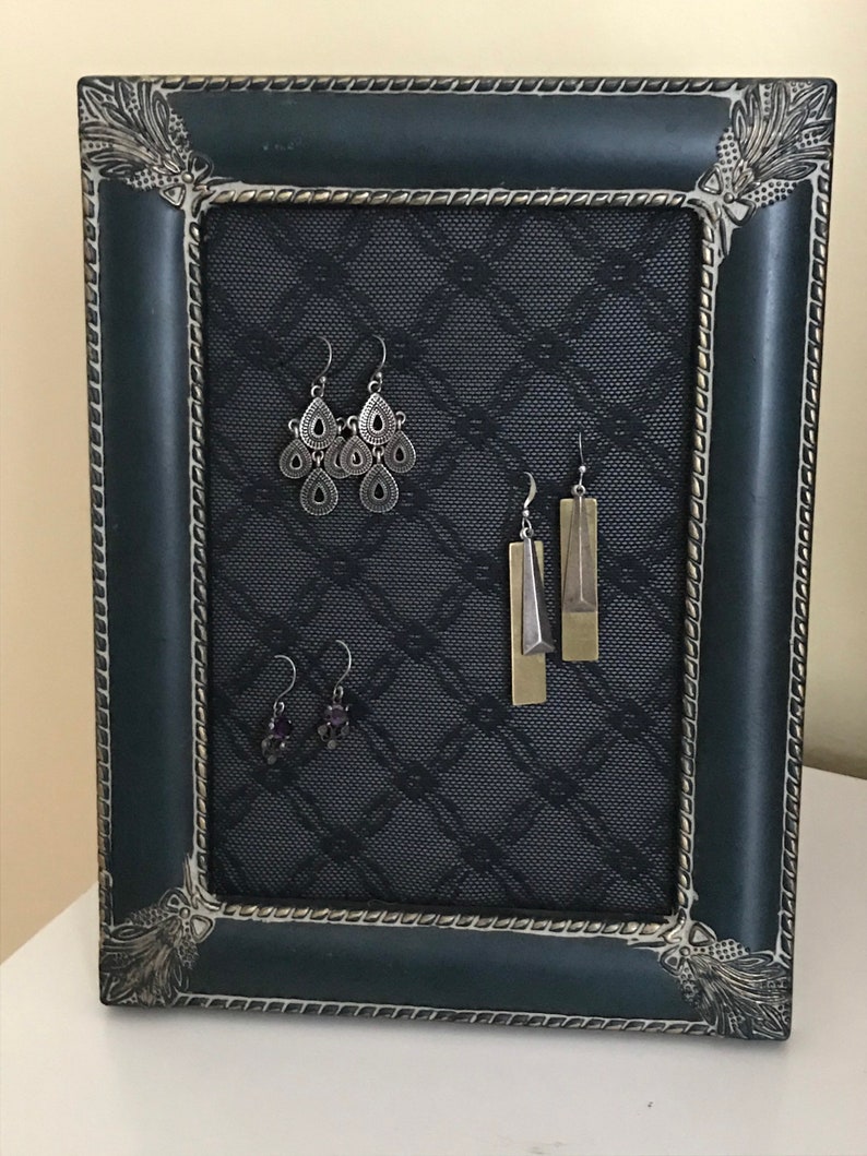 Lace earring frame dark green with navy lace