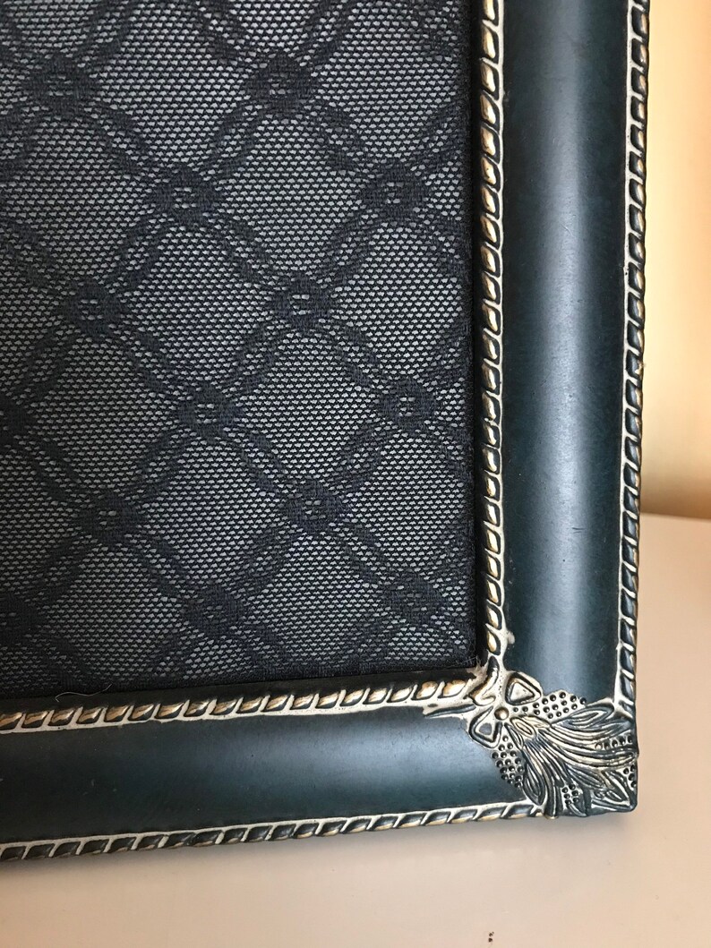 Lace earring frame dark green with navy lace