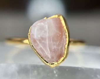 Gold Rose Quartz Ring, Birthstone Jewelry, Raw Gemstone Ring, Chakra Ring, Pink Stone Ring, Copper Raw Stone Ring, Meditation thumb ring