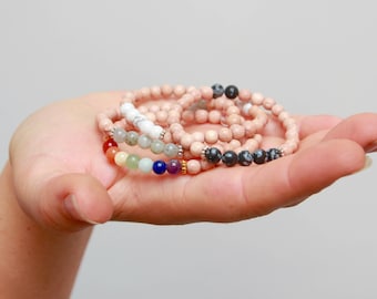 Chakra Bracelet // Stretchy Crystal Beaded Bracelet // Rosewood Bracelet // Prayer Beads // Mala Beads // Yoga Boho, Rainbow, Amethyst