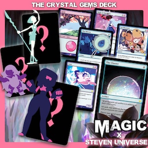 Puede incluir: Una colección de cartas coleccionables "Magic x Steven Universe". Las cartas presentan personajes como Garnet, Perla y León, con el texto "The Crystal Gems Deck" en la parte superior. Las cartas tienen un fondo rosa y un diseño estilizado.