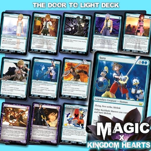 Puede incluir: Un conjunto de cartas de Magic: The Gathering con personajes de Kingdom Hearts. Las cartas presentan ilustraciones de personajes y texto, con el título "THE DOOR TO LIGHT DECK" en la parte superior y "MAGIC x KINGDOM HEARTS" en la inferior.