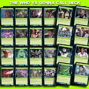 Può includere: Un set di carte collezionabili verdi e nere con personaggi e scene del film "Ghostbusters". Ogni carta presenta immagini degli attori e delle creature, con testo in basso. Il testo "THE WHO YA GONNA CALL DECK" è in alto.