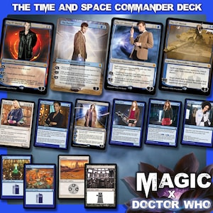 Può includere: Una collezione di carte di Magic: The Gathering con personaggi di Doctor Who. Le carte mostrano vari Dottori e compagni, con il testo "The Time and Space Commander Deck" in alto e "Magic x Doctor Who" in basso.
