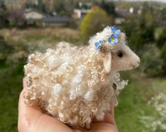 Gevilte schapen, schattige schapen, schapen met kleine krullen, miniatuur schapen, speelgoedschapen, kerstschaapjes