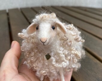 Mouton en feutre, mouton mignon, mouton avec de petites boucles, mouton miniature, mouton jouet, mouton de Noël