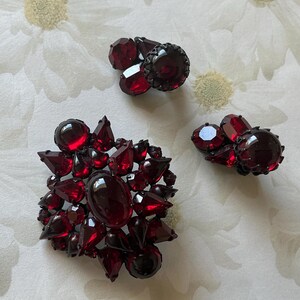Japanned Dome Layered Faceted Red Color Stones with Matching Clip on Earrings Vintage