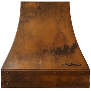 Campana extractora de pared de cobre con pátina rústica y remaches
