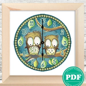 Può includere: Uno schema di punto croce con due gufi su un ramo con foglie e un quadrante dell'orologio. Lo schema è in una cornice di legno e ha un'etichetta PDF.
