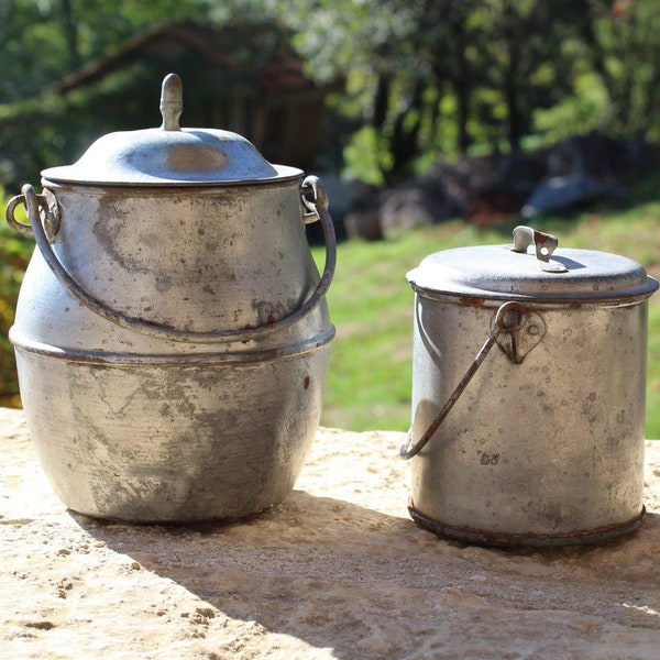 2 französische Vintage Brotdosen, Lunch-Eimer, Metall-Kantinen, französische Brotzeit, Vorratsdosen, Vintage-Bauernhaus-Dekor, Militär-Lunch-Eimer.