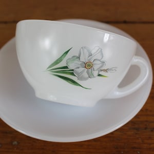 4 Arcopal breakfast cups, &#39;Cafe au lait&#39;, coffee cups and saucers, Arcopal white carnation, milkglass, French vintage, retro 1970&#39;s