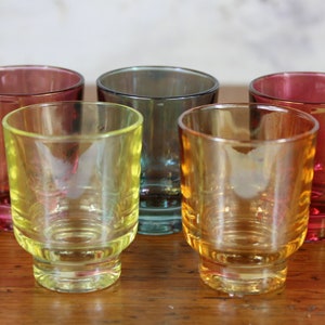 Vintage Luminarc-borrelglaasjes: set van 5 veelkleurige drankglazen van 4 cl