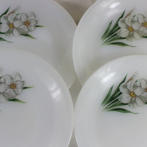 4 Arcopal plates, side plates, Arcopal carnation, dessert plates, Arcopal milkglass, French vintage, mid century modern, 1970, 2 sets.
