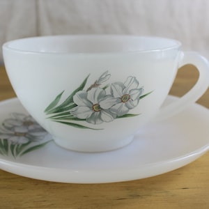 1 Arcopal large breakfast cup, &#39;Cafe au lait&#39;, coffee cup and saucer, Arcopal white carnation, milkglass, French vintage, retro 1970&#39;s
