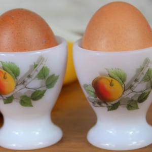 2 Arcopal egg cups, summer fruit design, milkglass egg cups, vintage egg cup, breakfast set, French vintage, 1970. Retro kitchenware. 2 sets