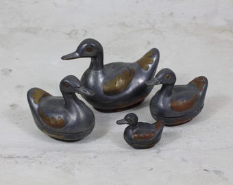 Vintage tennfigurer av anka: prydnadsaskar i mässing, set om 4