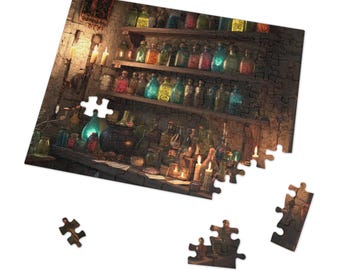 Op de afbeelding: Een gedeeltelijk geassembleerde legpuzzel die een schemerige kamer toont met planken vol kleurrijke glazen flessen. Aangestoken kaarsen en een rustieke esthetiek creëren een magische, apotheekachtige scène. De puzzelstukjes liggen verspreid.