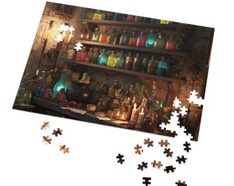 Op de afbeelding: Een gedeeltelijk geassembleerde legpuzzel die een zwak verlichte apotheek toont. De afbeelding toont planken vol kleurrijke glazen flessen, een ketel, kaarsen en diverse andere items, wat een mystieke sfeer creëert.