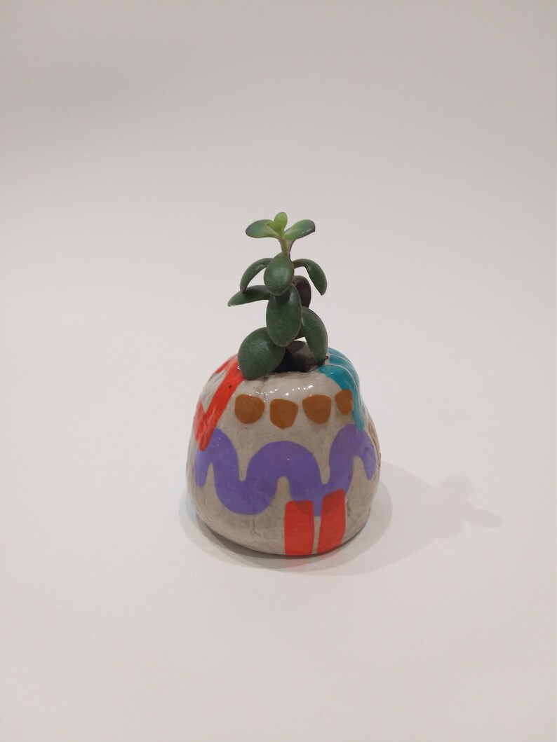 LOVE HANDLES Rounded Planter Pot for Home Decor