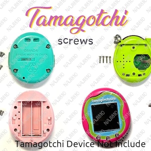 Op de afbeelding: Een set kleine metalen schroeven voor een Tamagotchi-apparaat, getoond naast de achterkant van een turquoise Tamagotchi, een limoengroen intern onderdeel, een roze batterijcompartiment en een roze en blauwe Tamagotchi Uni. Tekst Tamagotchi screws.