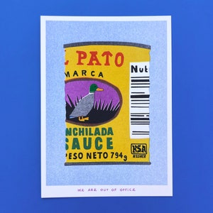 Uma impressão risográfica de uma lata de molho de enchilada