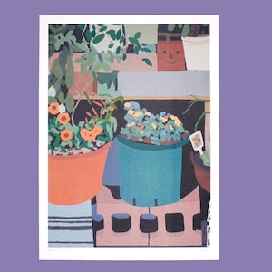 Op de afbeelding: Een kleurrijke kunstdruk met een verzameling potplanten. Het kunstwerk toont oranje, blauwe en groene planten in verschillende potten, waaronder een terracotta pot met een lachend gezicht. De compositie is geplaatst tegen een achtergrond van een bakstenen muur.