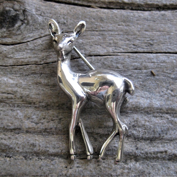 Californie. Broche cerf BEAU STERLING FAWN 1960, qualité vintage reconnaissable. Designer hautement collectionnable, petit accent dimensionnel attrayant.