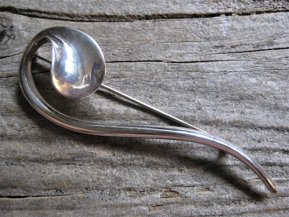ca.1970 elegant STERLING MODERNIST designer 3' BROOCH pin. Curling spring sprout, a cresting wave...? Bayanihan high design, wearable art.