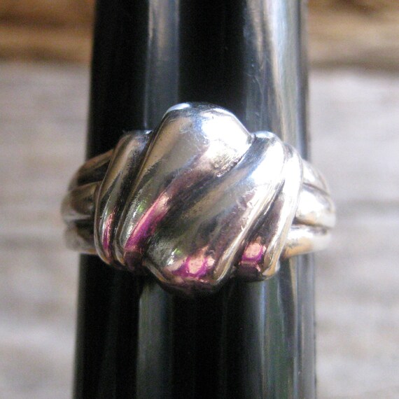 solid STERLING RING, sz 8. Sturdy dimensional cas… - image 8