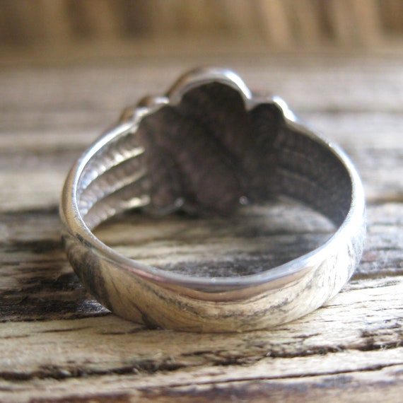 solid STERLING RING, sz 8. Sturdy dimensional cas… - image 4