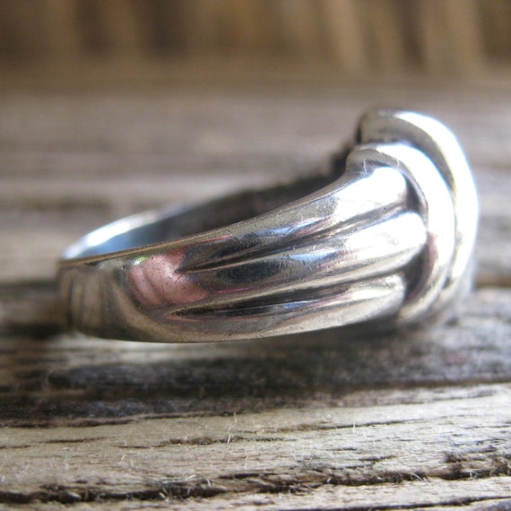 solid STERLING RING, sz 8. Sturdy dimensional cas… - image 3